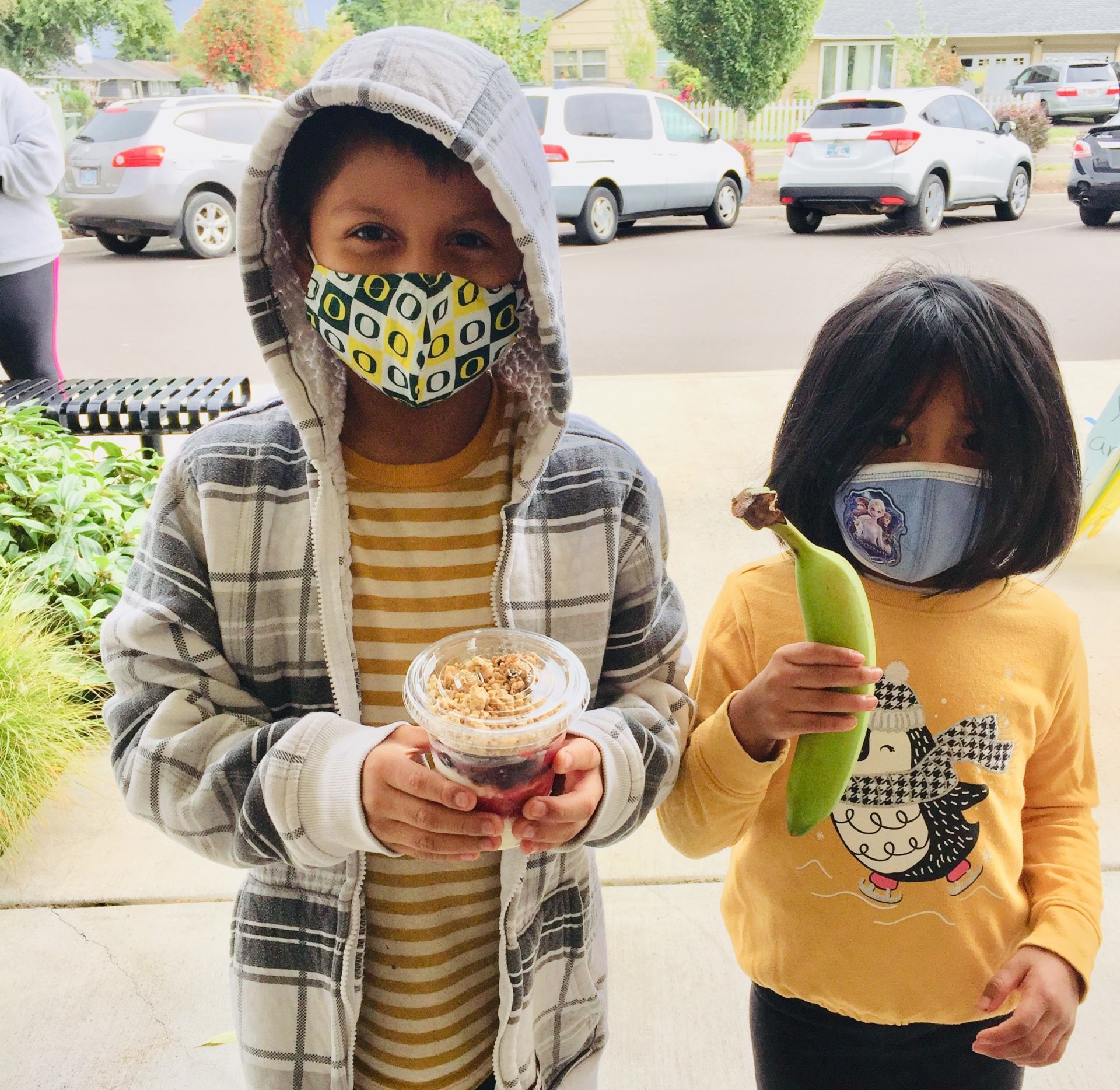 2 students holding food